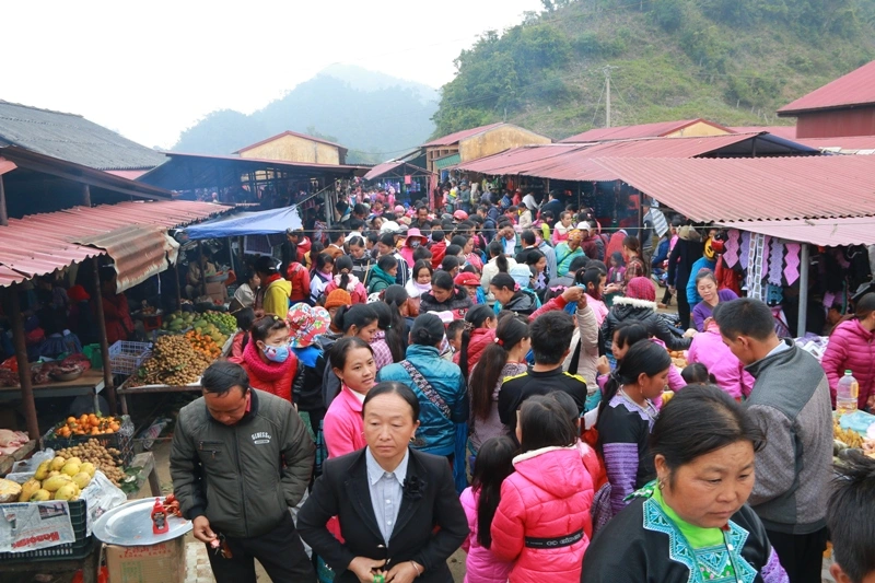 Khám Phá Phiên Chợ Tết Mộc Mạc của Người H'Mong ở Mai Châu