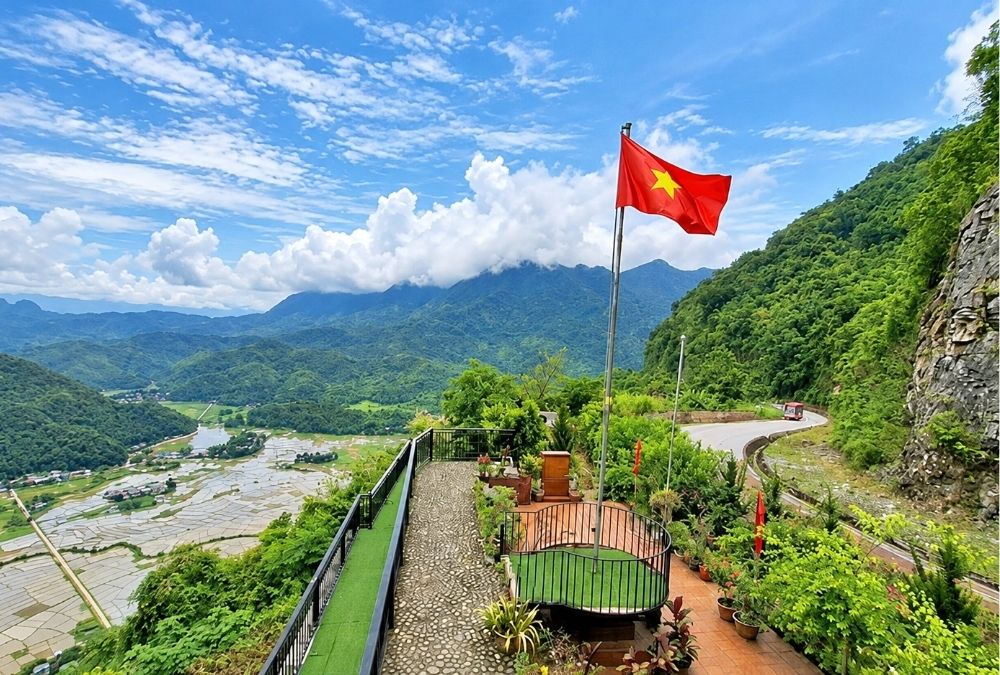 Viewpoint in Mai Chau: How to Visit Mai Chau Flagpole on Thung Khe Pass