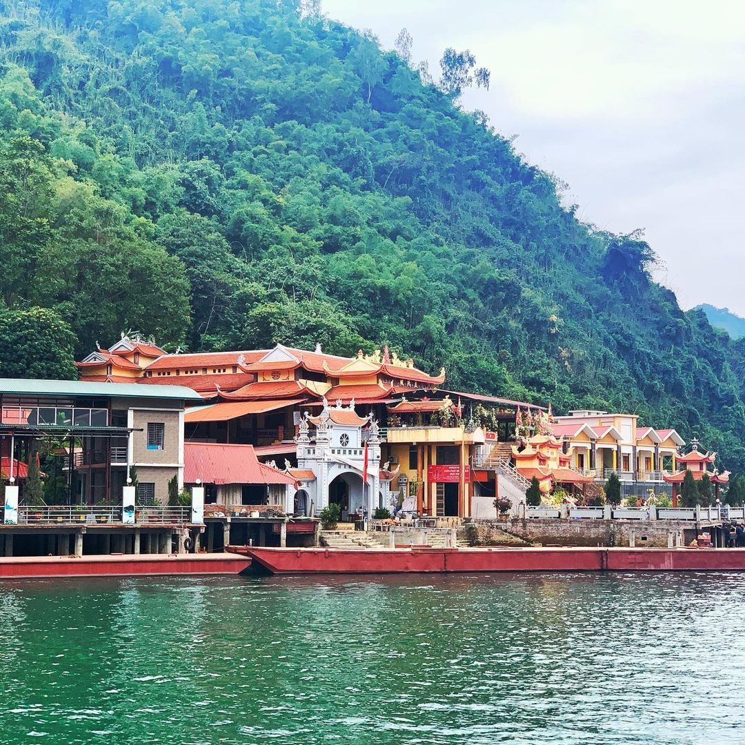 Đền Bà Chúa Thác Bờ: Điểm đến tâm linh không thể bỏ qua ở Hòa Bình