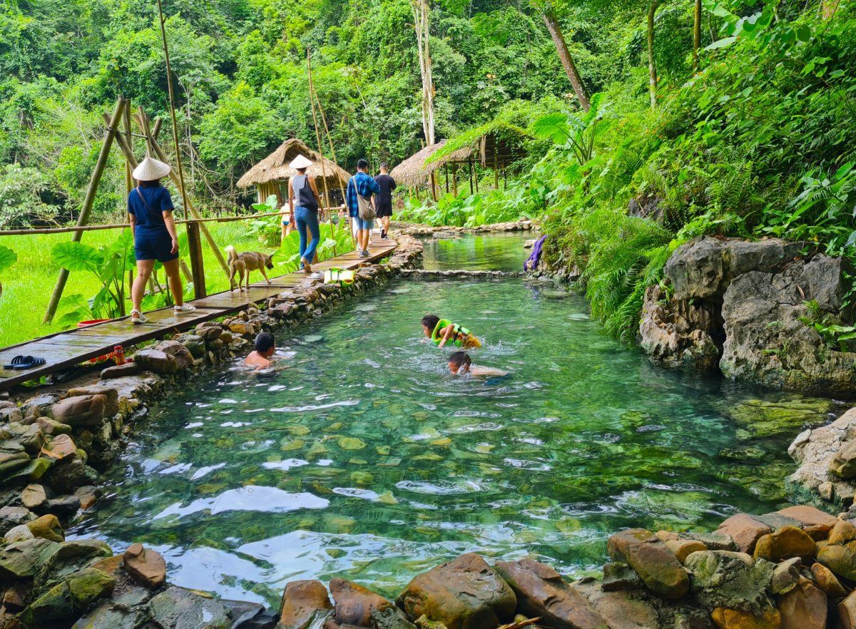 Suối nước nóng Mai Châu: Trải nghiệm độc đáo giữa thiên nhiên