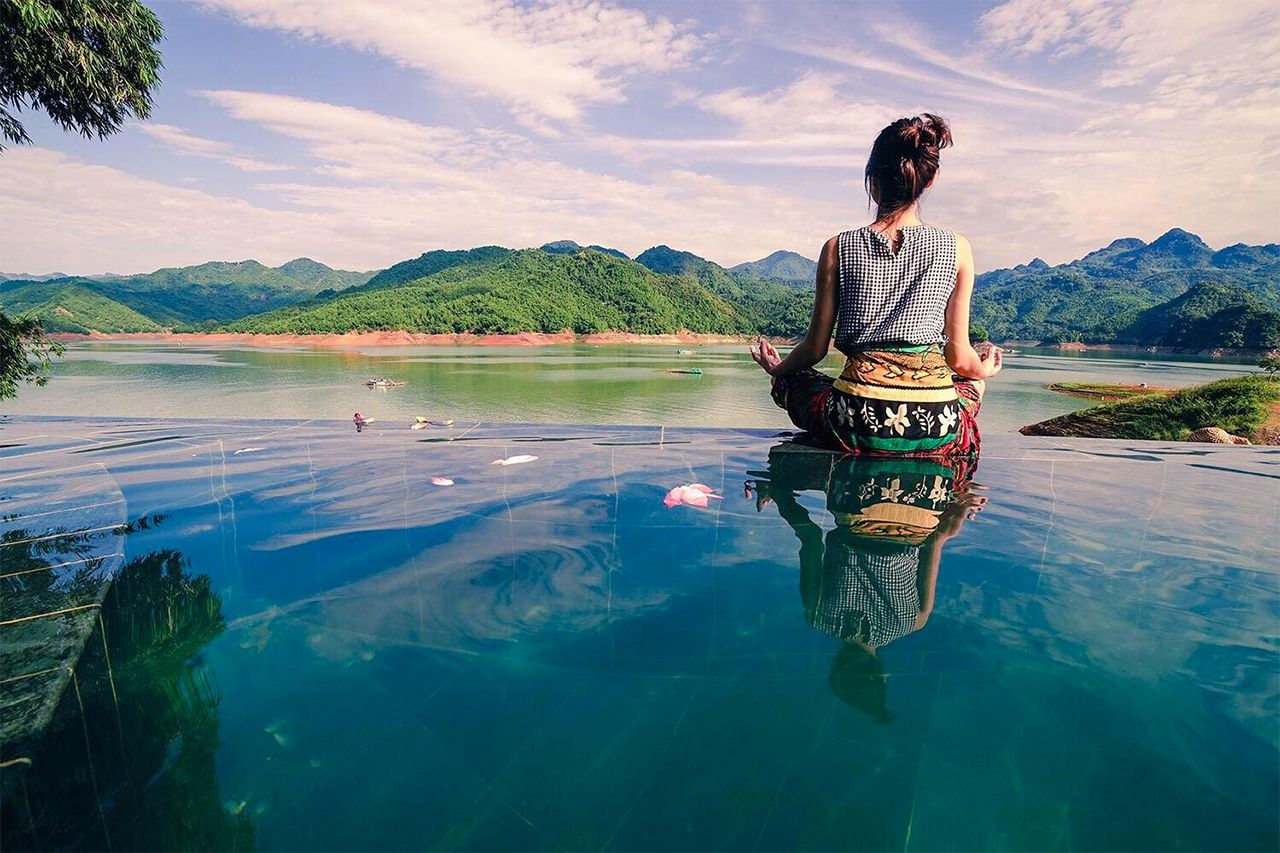 Bơi lội tại hồ bơi hướng núi và hồ