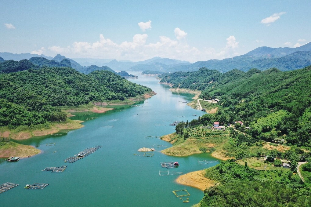 Toàn cảnh hồ Hòa Bình từ trên cao Toàn cảnh hồ Hòa Bình từ trên cao