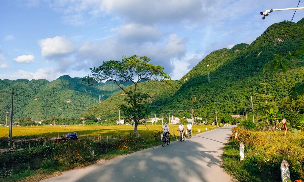 Hành trình đạp xe quanh bản làng của cộng đồng người Thái Trắng Hành trình đạp xe quanh bản làng của cộng đồng người Thái Trắng