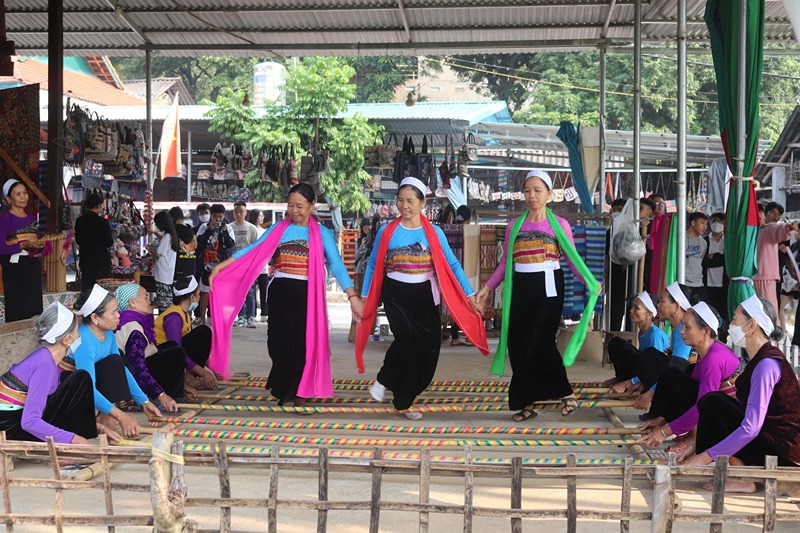 Bamboo pole dance of the White Thai people in Mai Chau
