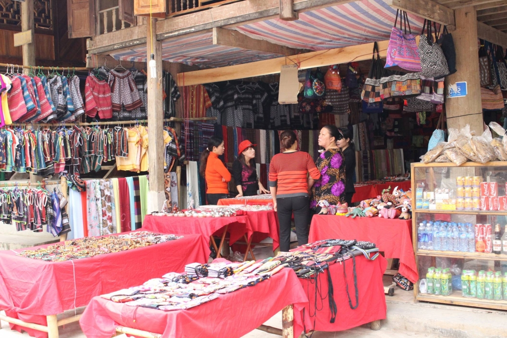 What can visitors experience while staying in the stilt houses of Ban Lac? (Source: Bao Cao Bang)