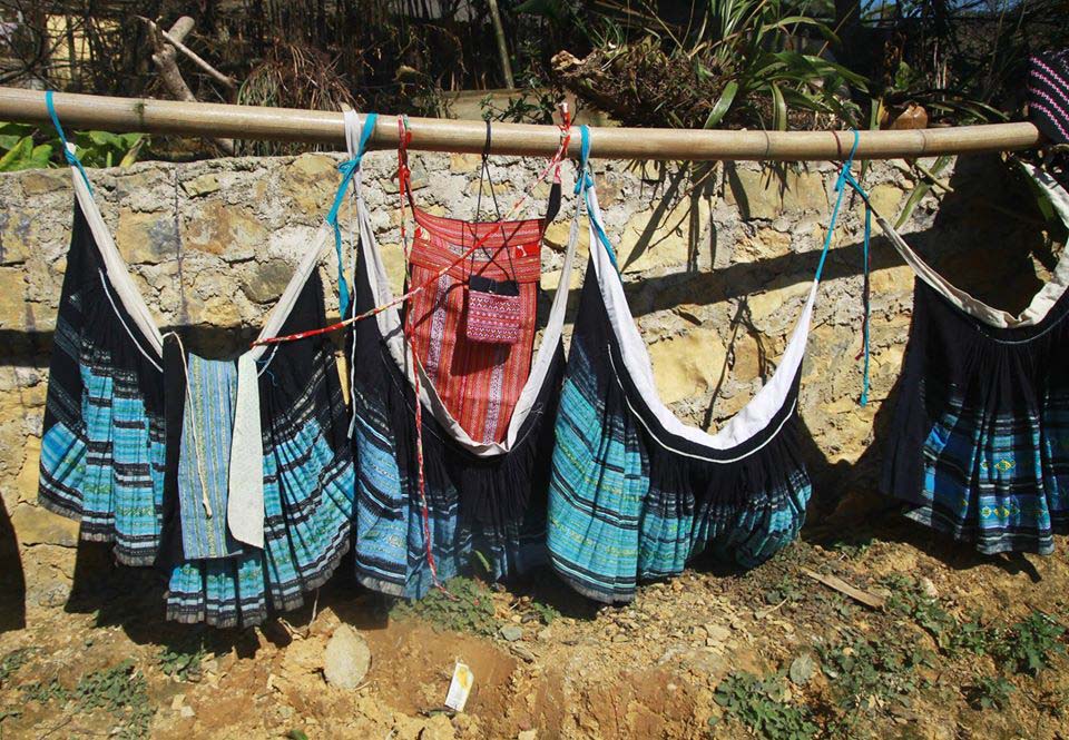 Traditional dress of Black Hmong under the sunshine (Source: Craft Link)