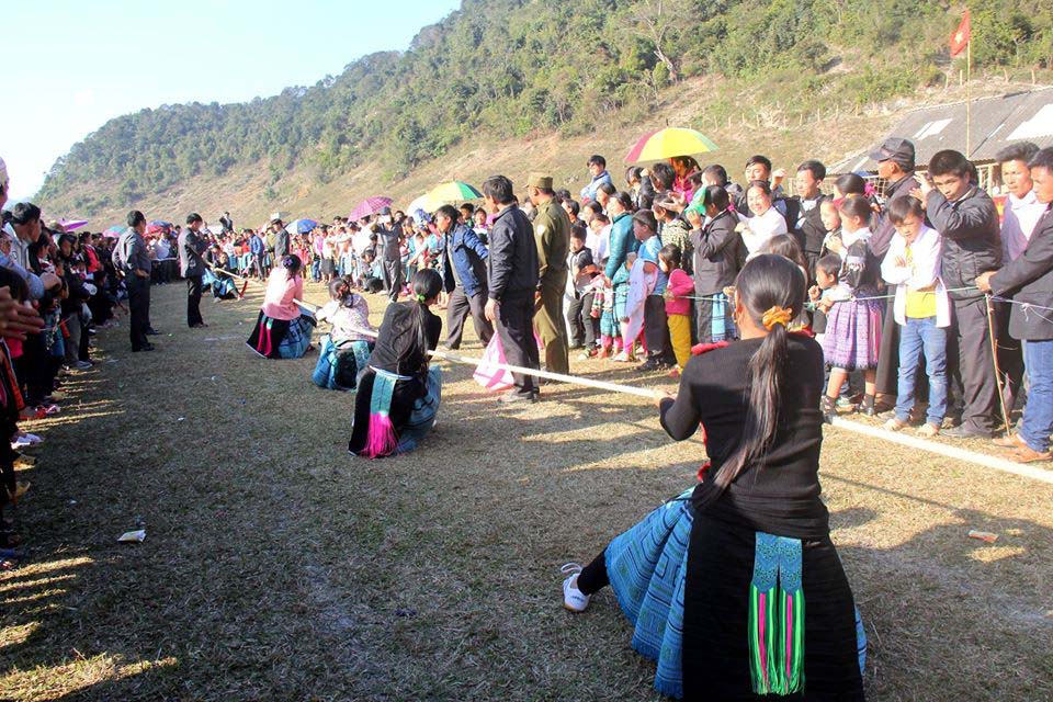 Black Hmong people are playing tug-of-war (Source: Craft Link)