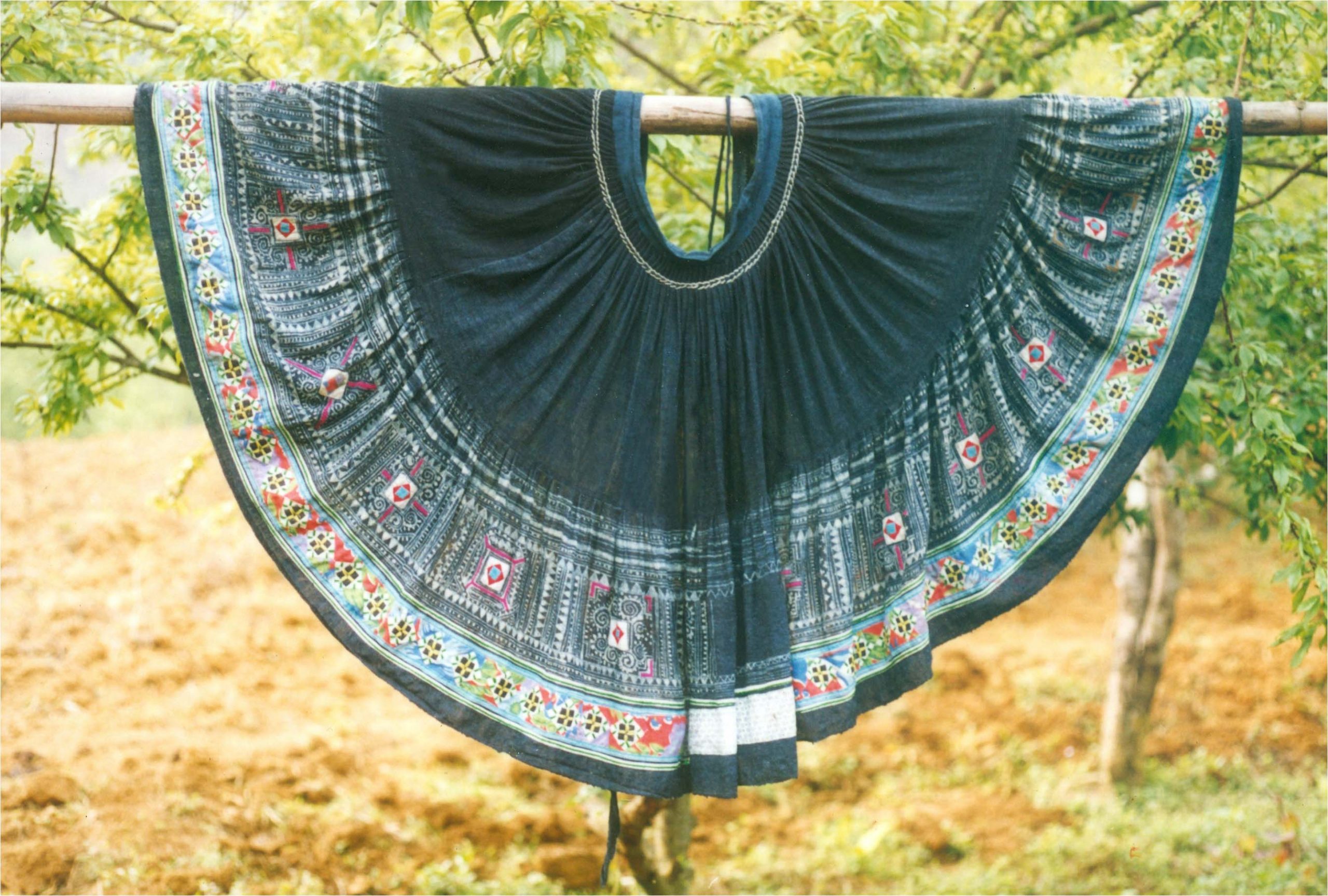Patterns on the traditional attire of the Black Hmong people (Source: Craft Link)