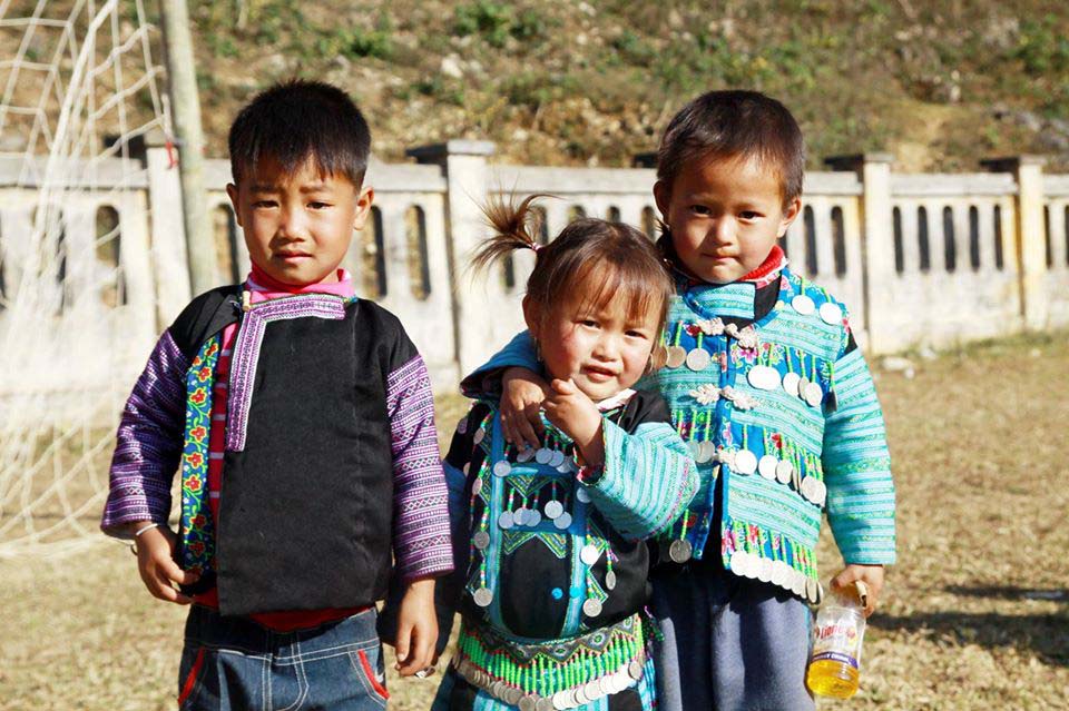 What is the difference between Black Hmong and other Hmong groups? (Source: Craft Link)