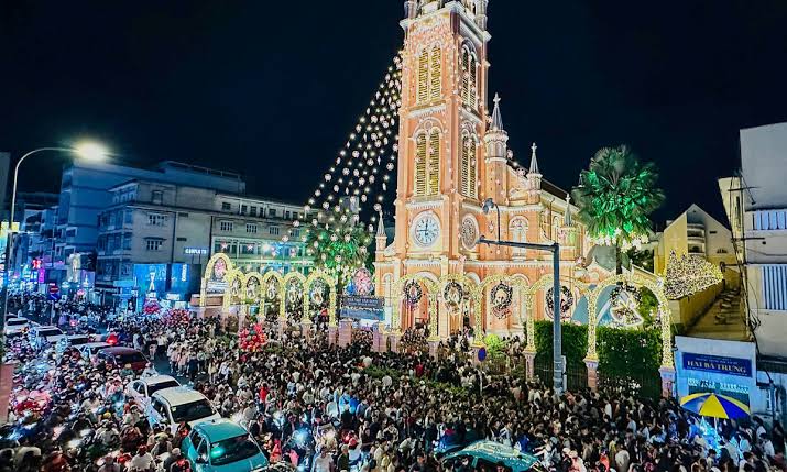 Crowds gathered outside a lit-up cathedral in Vietnam on Christmas Eve night (Source: VNExpress) Crowds gathered outside a lit-up cathedral in Vietnam on Christmas Eve night (Source: VNExpress)