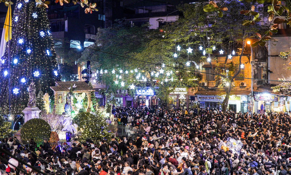 A corner in central Hanoi on Christmas Eve (Source: Bao Tuoi Tre) A corner in central Hanoi on Christmas Eve (Source: Bao Tuoi Tre)