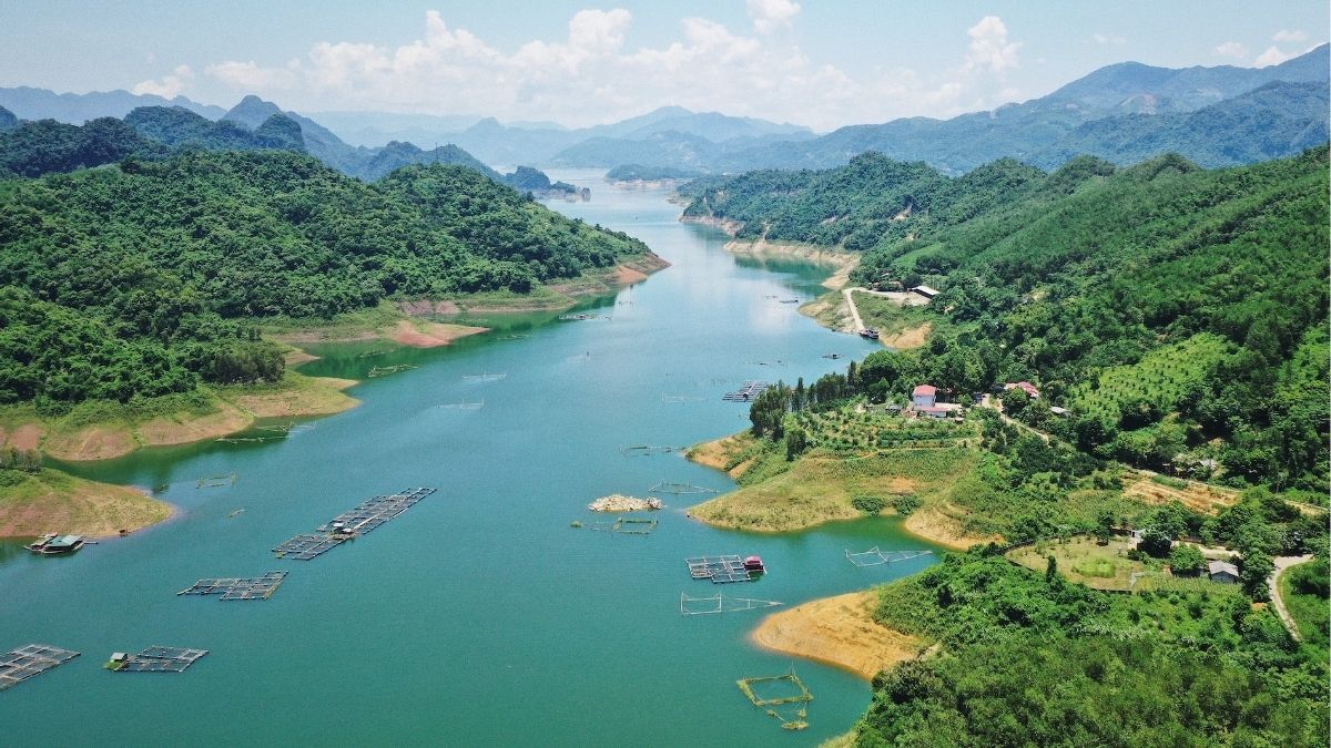 Escape the crowds and enjoy the scenic beauty of Hoa Binh Lake this holiday (Source: VNExpress)