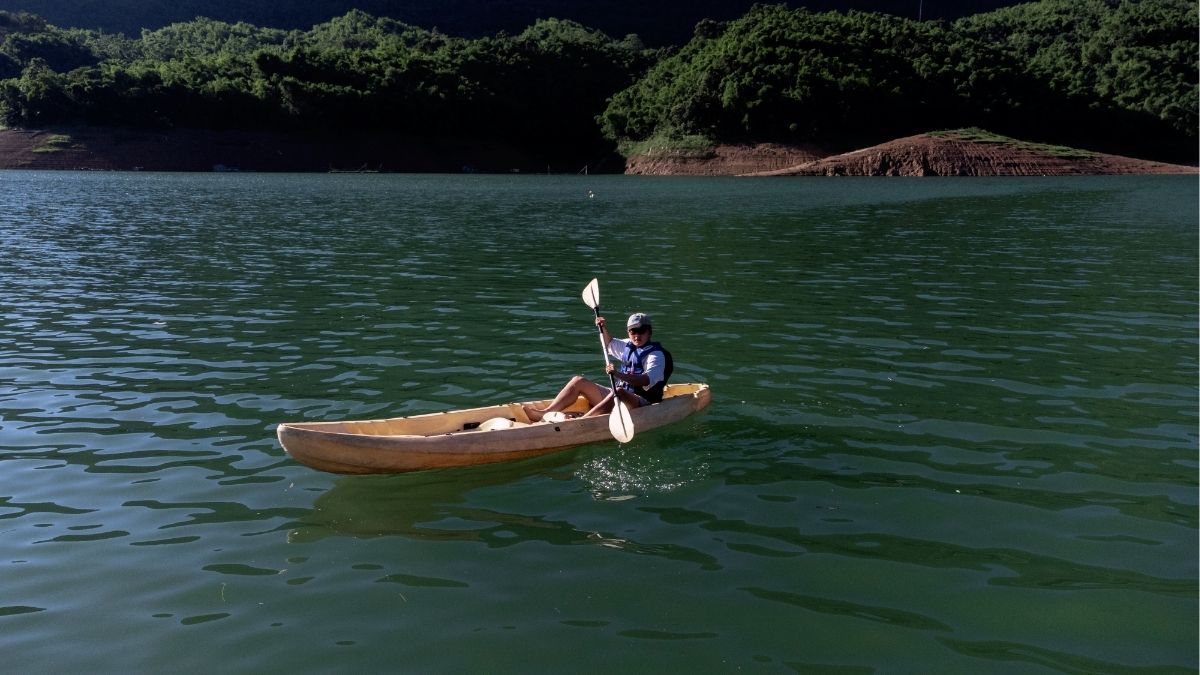 A beginner-friendly kayaking activity on Hoa Binh Lake, one of the most popular experiences during a Hoa Binh holiday trip