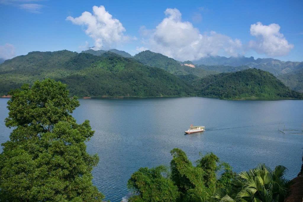 Scenic lake view ideal for relaxing family excursions