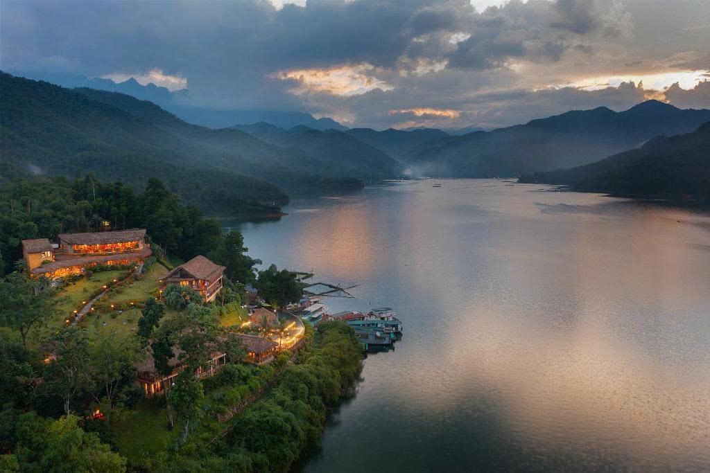 Peaceful lakeside setting perfect for a relaxing family getaway