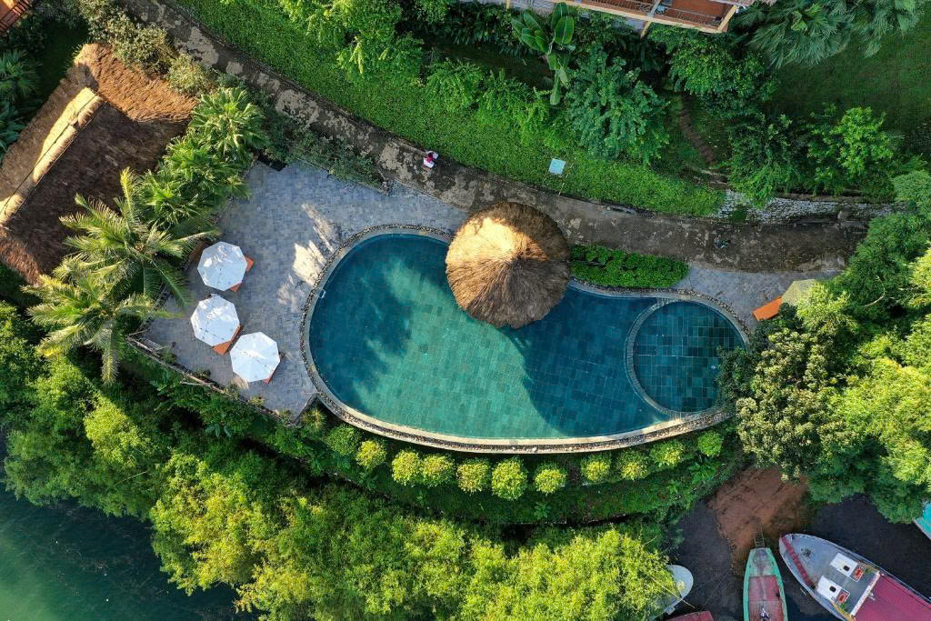 Peaceful lakeside setting featuring spacious outdoor garden