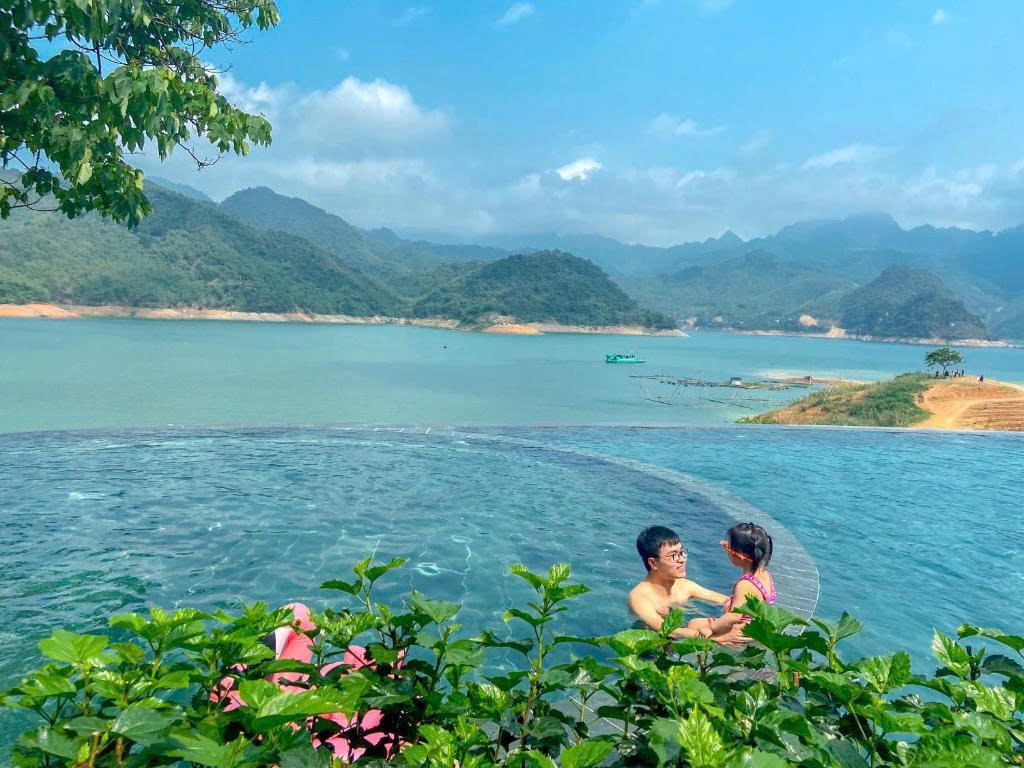 Infinity pool offering scenic mountain views for quiet relaxation
