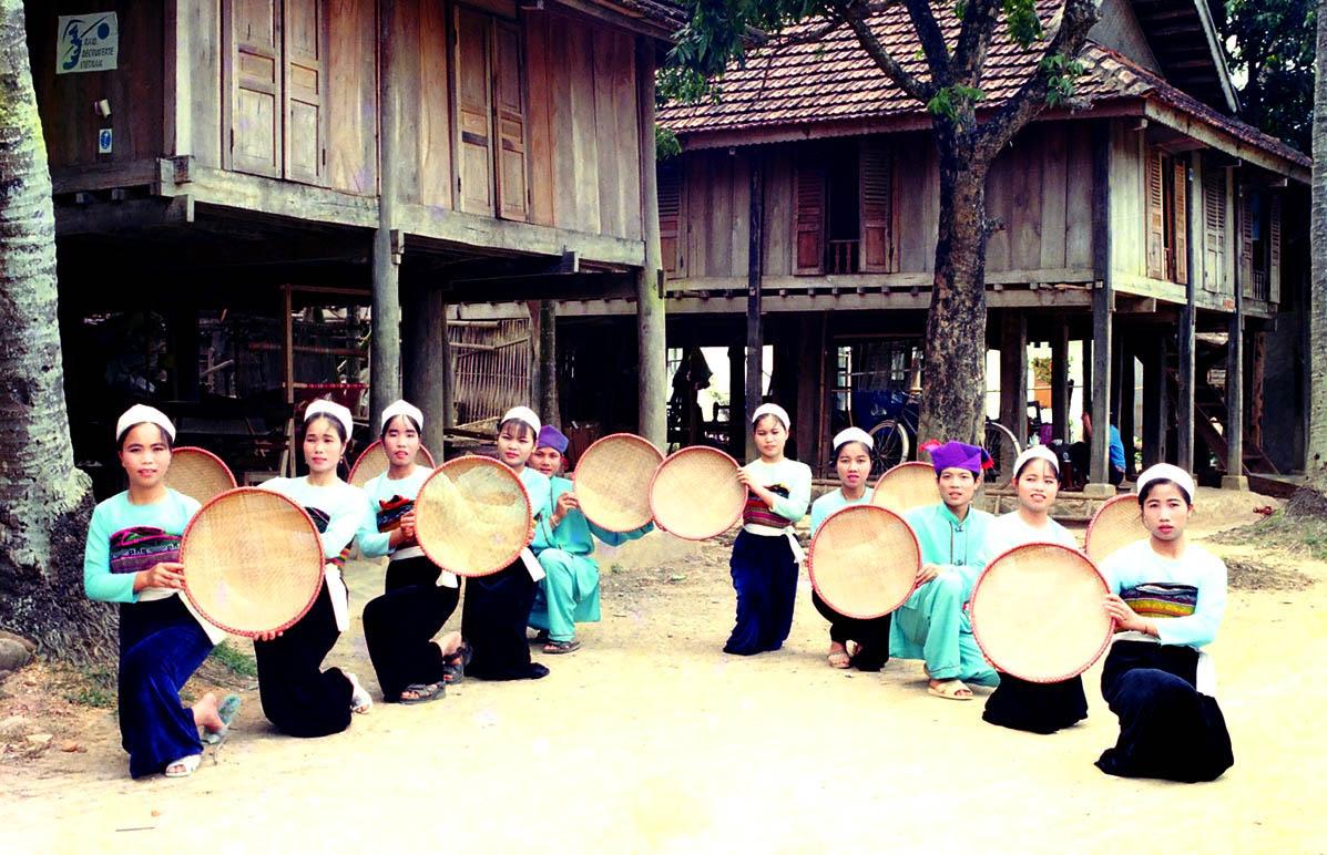 Thai ethnic people in Mai Chau practicing traditional cultural performances for visitors (Source: Phu Tho Department of Culture, Sports and Tourism)