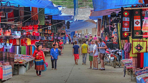 Street view of the periodic market space in Mai Chau