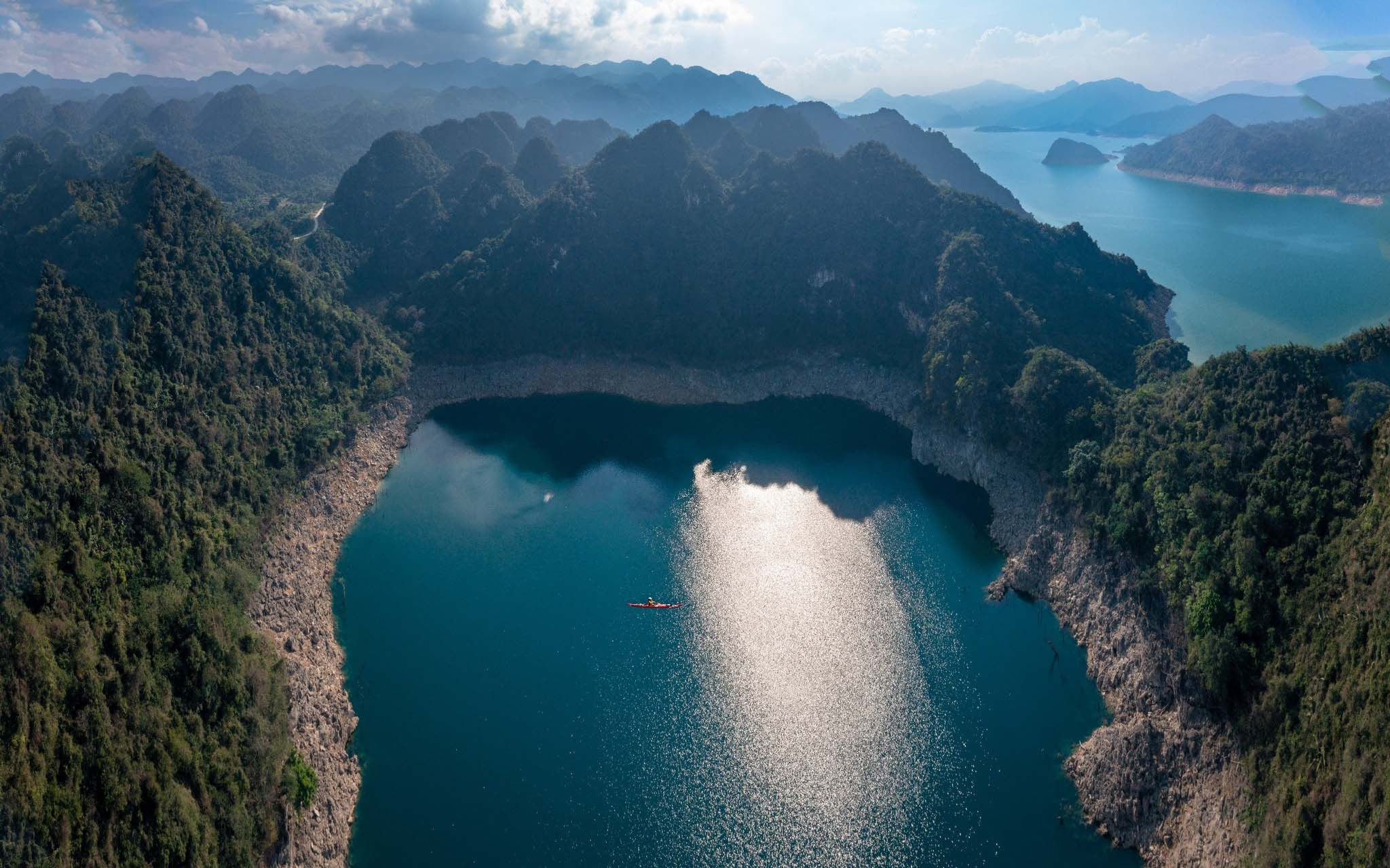 The pristine natural scenery around the lake (Source: Collected) The pristine natural scenery around the lake (Source: Collected)
