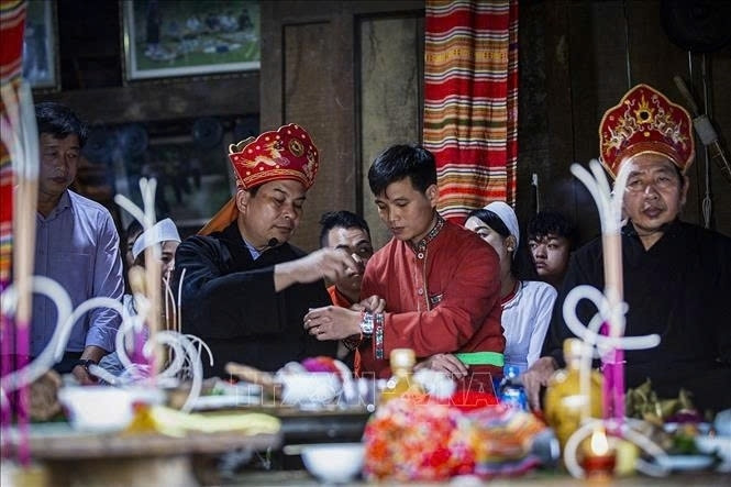 Experienced shamans pass down traditional Mo knowledge and meanings to younger generations 