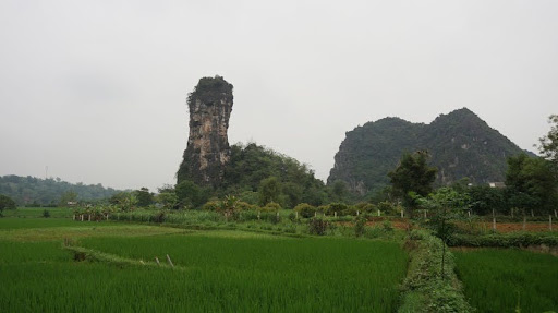 Muong Bi Flag Column Mountain, Tan Lac, Hoa Binh is an archaeological site of Hoa Binh Culture, the homeland of the epic De Dat De Water (Source: Congdan Khuyenhoc)