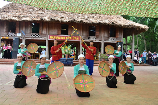 Traditional Muong dance performance during a local cultural festival (Source: Vietnamtourism.gov)