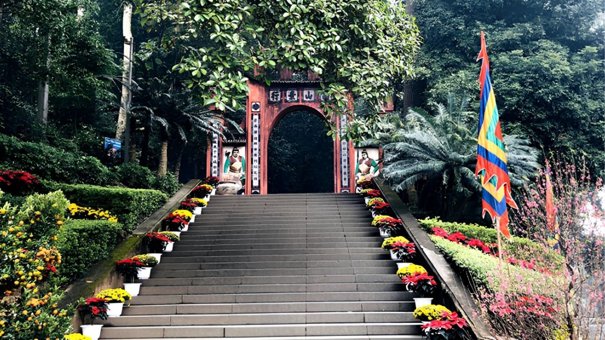 Stone steps leading visitors through the main temple route (Source: Bao Phu Tho)