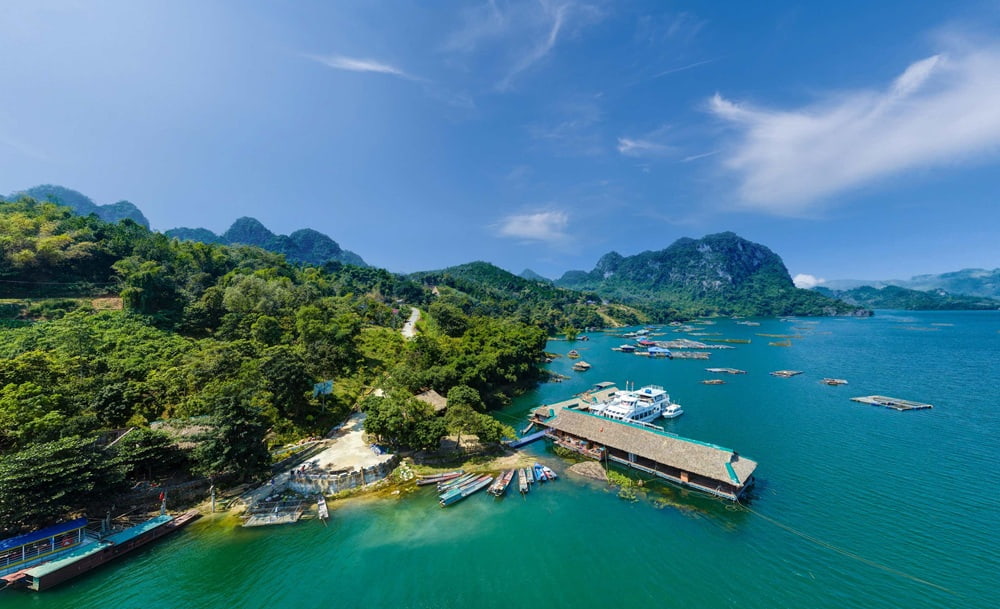 Wide aerial shot of Ngoi Hoa Village at sunrise (Source: Collected) 