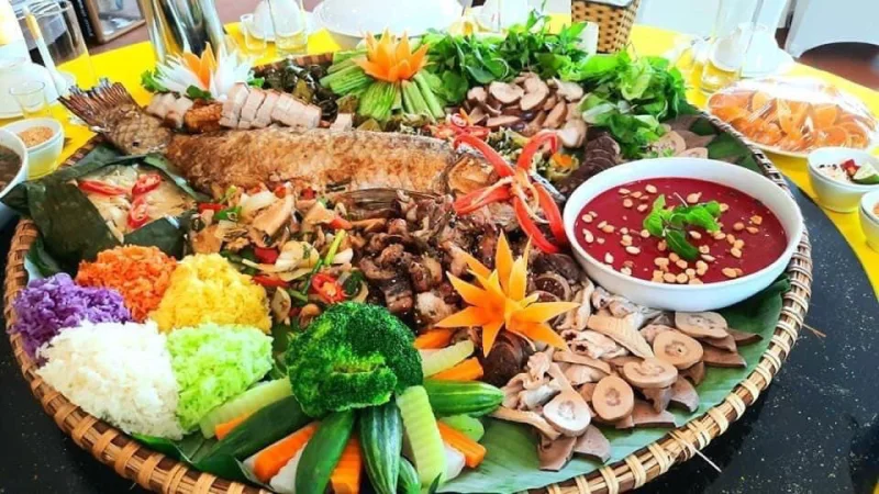 Lunch on a floating restaurant on Hoa Binh Lake (Source: Collected)