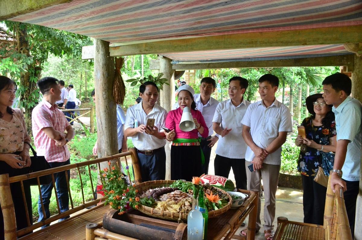Visitors in Muong villages can observe local gatherings and traditional food preparations during the festival