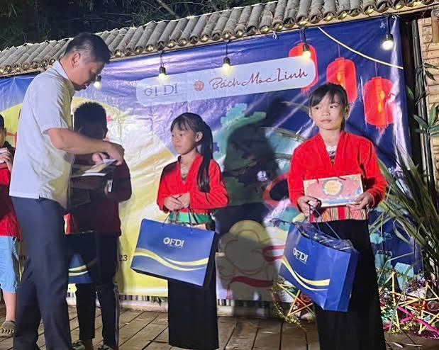Local authorities and community groups distribute Mid-Autumn presents to children in Muong villages (Source: Thanh Nien Newspaper)