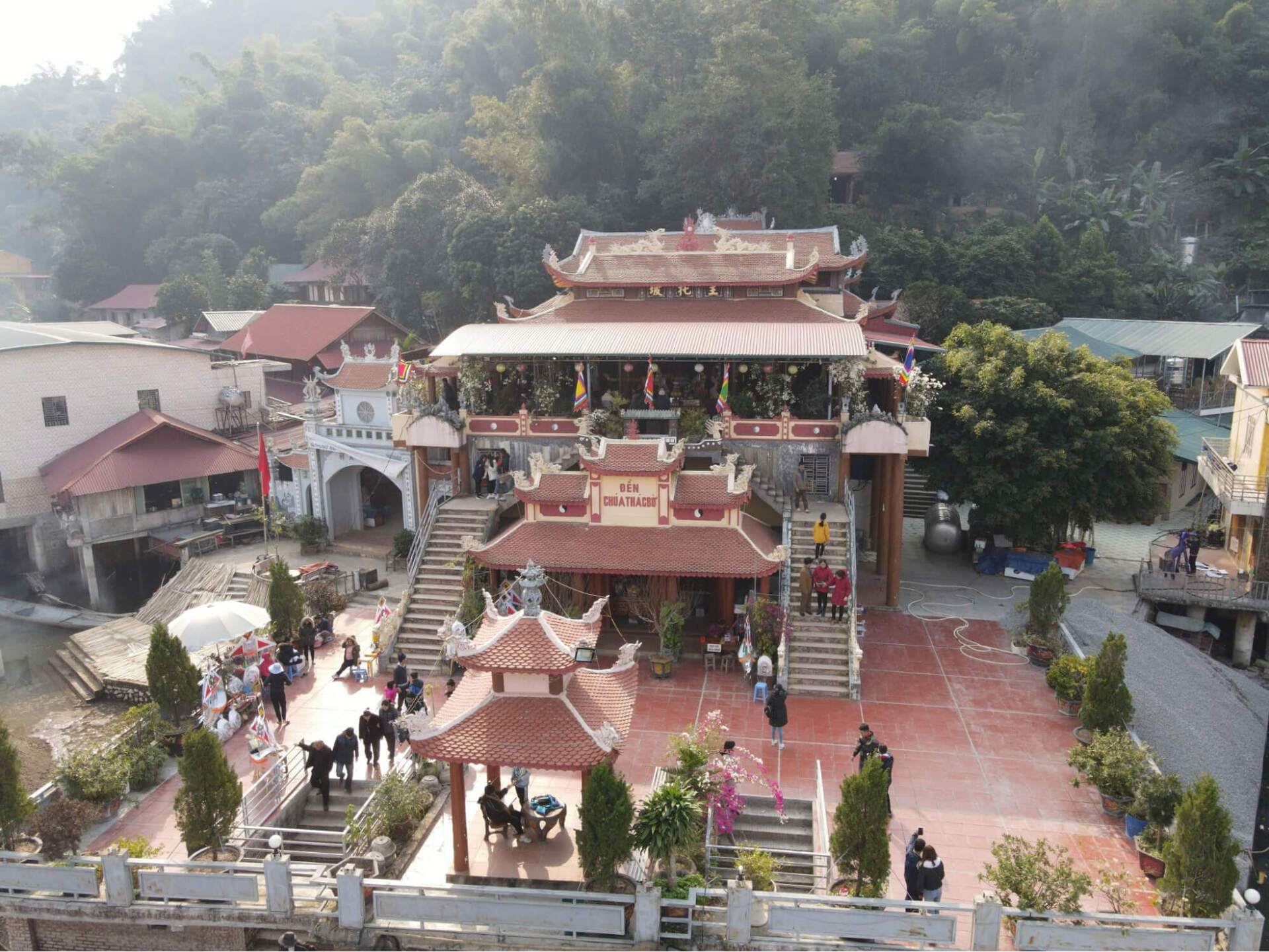 Den Thac Bo temple on a hillside above Hoa Binh Lake (Source: Collected)