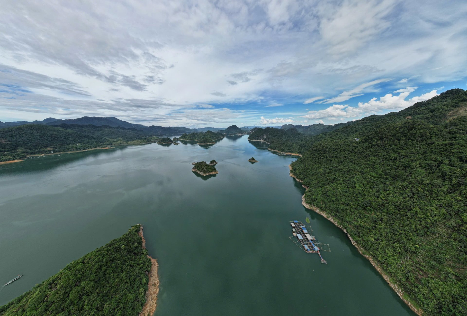 Thung Nai port on Hoa Binh Lake with tourist boats and limestone islands (Source: Collected)