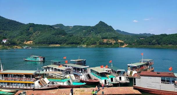 Boat crossing Hoa Binh Lake toward Thung Nai pier Boat crossing Hoa Binh Lake toward Thung Nai pier