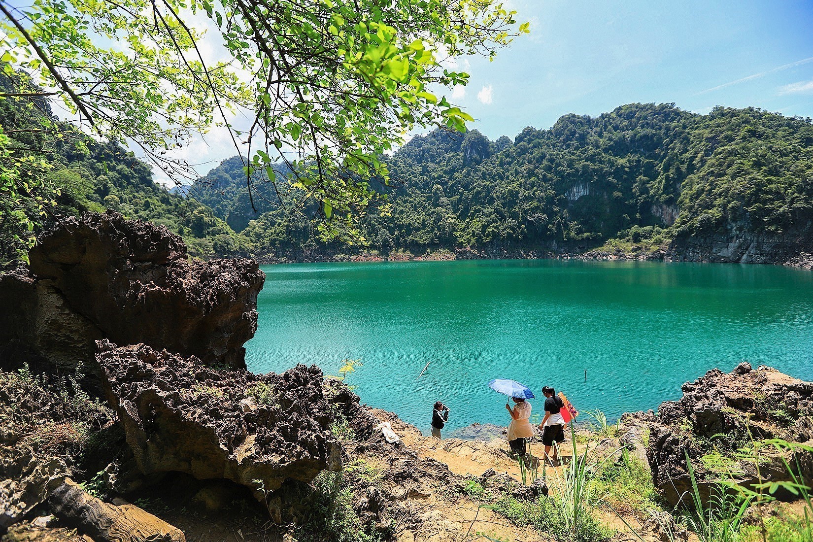 The road passing by Jade Lake on the Da River (Source: Vietnam Pictorial)