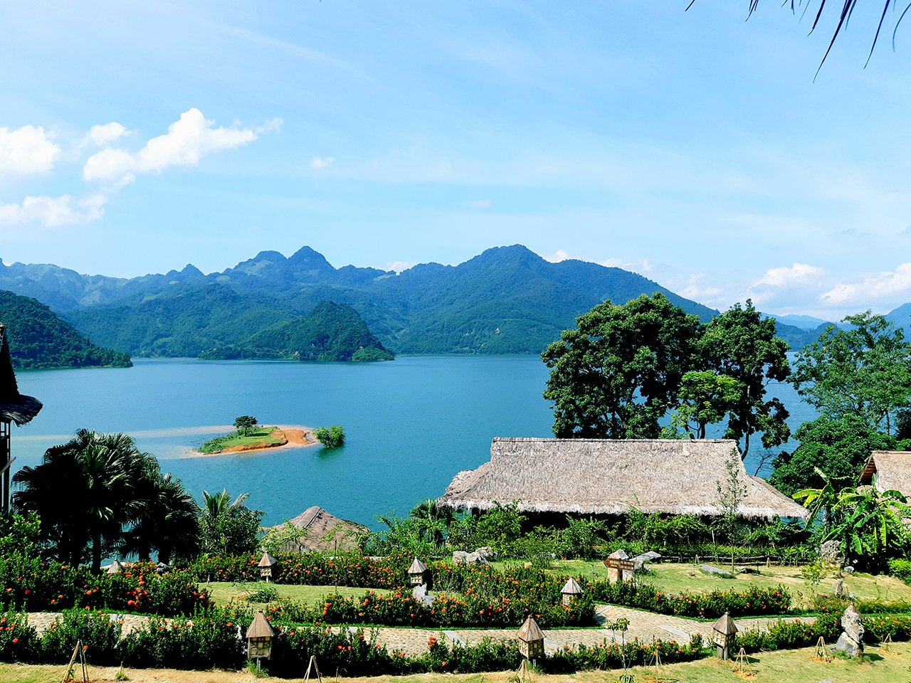 Mai Chau Hideaway Lake Resort - An ideal destination for travelers