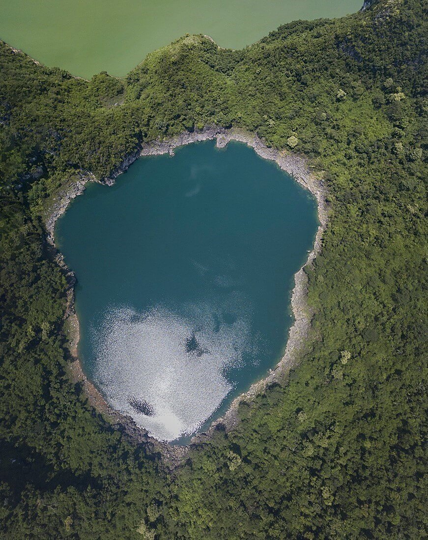 Jade Lake – An emerald hidden by the Da River (Source: Tin Tuc Newspaper)