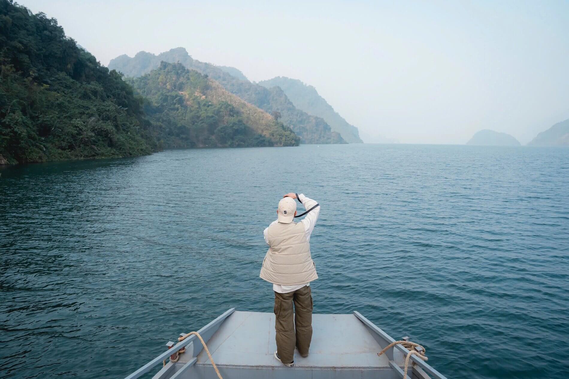 Traveling by boat to the trekking starting point (Source: 24h)