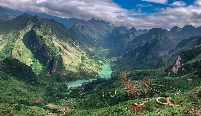 The road through Ma Pi Leng Pass, one of the most dramatic stretches of Ha Giang's karst plateau The road through Ma Pi Leng Pass, one of the most dramatic stretches of Ha Giang's karst plateau
