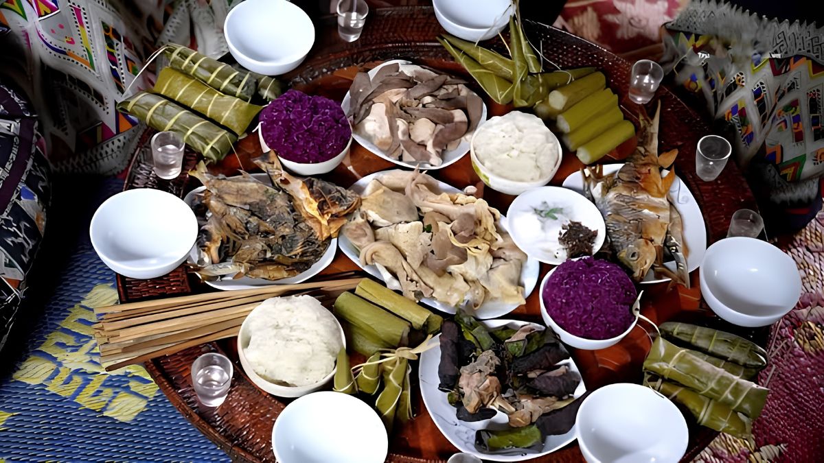 Enjoying a meal in a White Thai stilt house (Source: Van Hoa Newspaper)