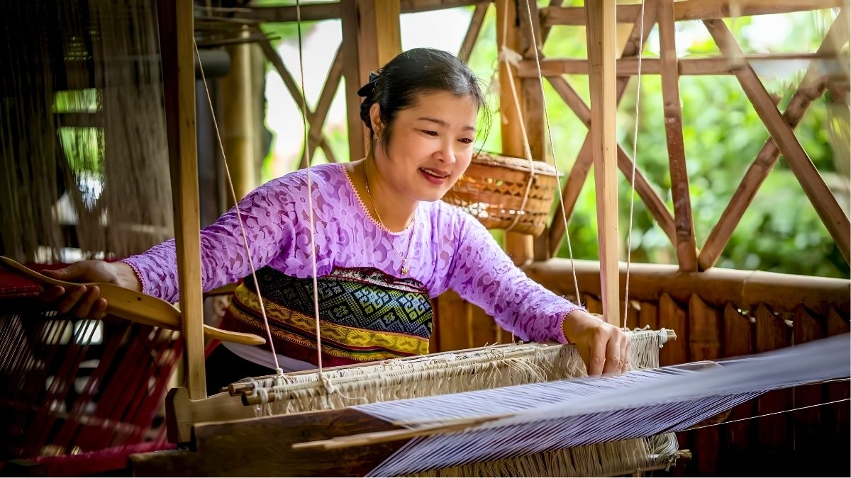 Brocade weaving – a craft closely associated with White Thai women (Source: Vietnam Thinh Vuong)