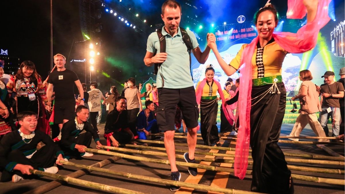 Visitors join local people in the Xoe dance and the bamboo pole dance (Source: Ministry of Culture, Sports and Tourism)