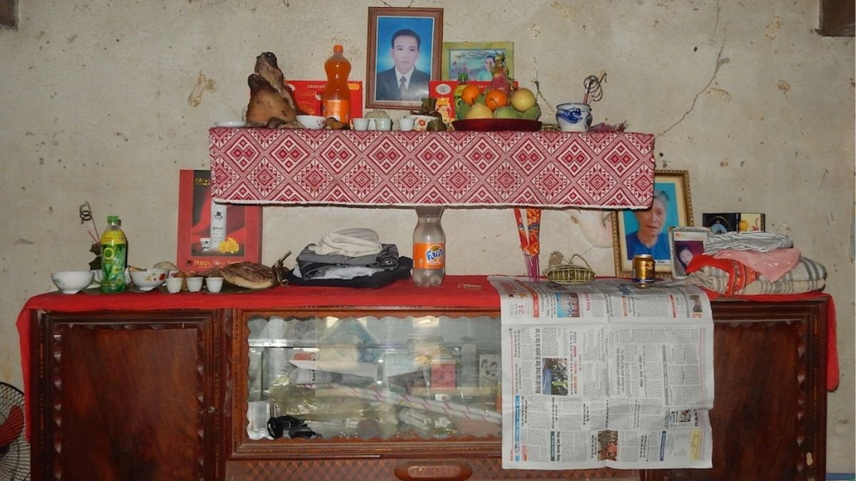 An ancestral altar inside a traditional stilt house of the Thai people in the Northwest (Source: Dan Tri Newspaper)