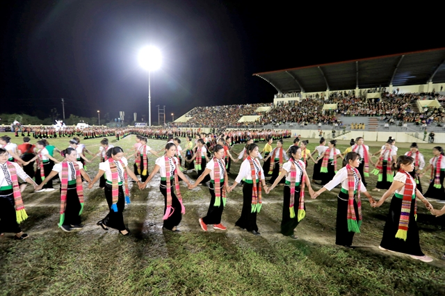 Xoe dance performed in a large circular formation during a festival (Source: Vietnamnews)