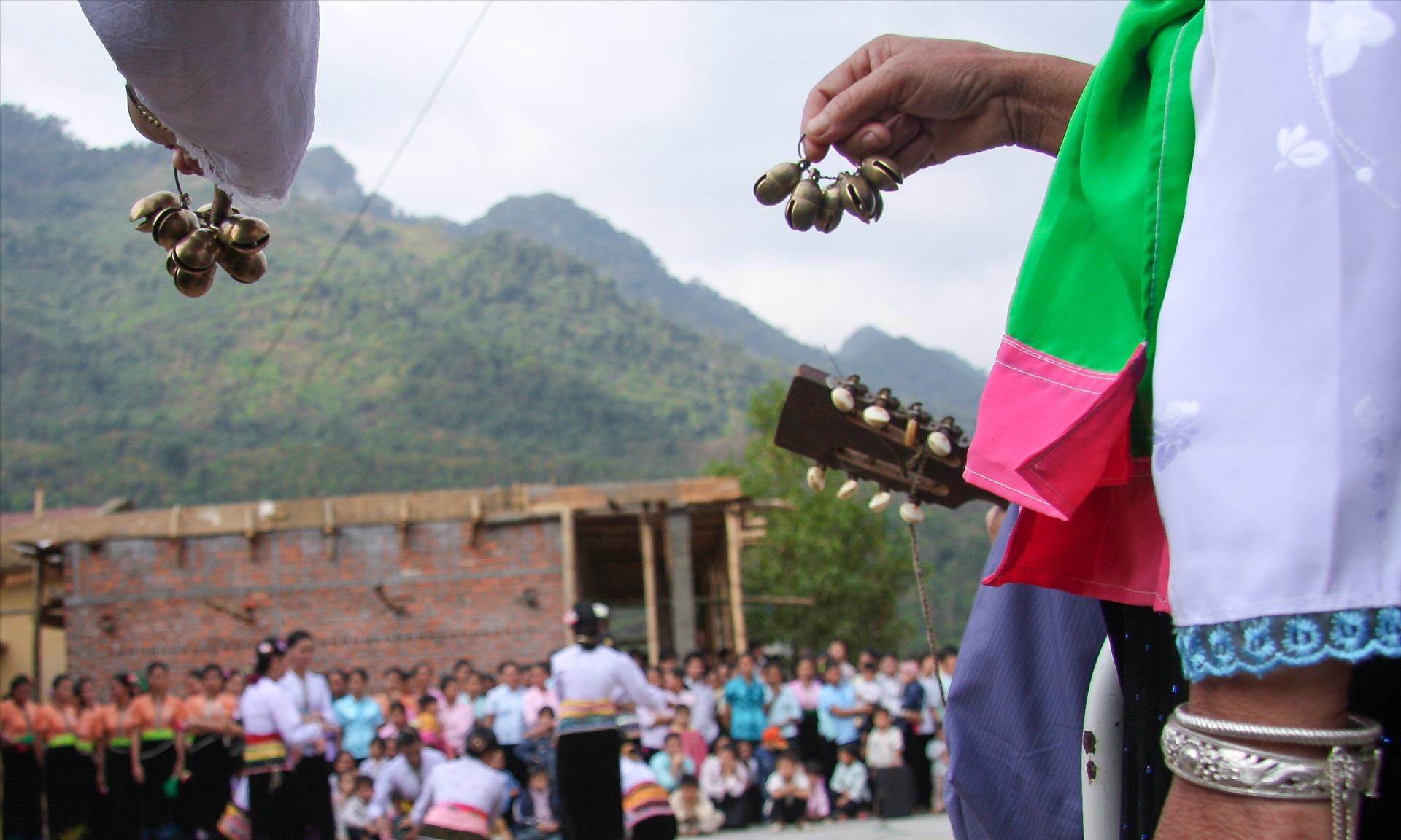 Bell, drum and bamboo sticks are used as instruments for Xoe dances (Source: Vietnamnet)