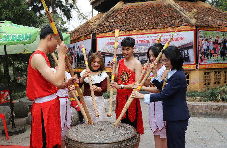 Đánh trống đồng và đâm đuống (Nguồn: Báo Phú Thọ) Đánh trống đồng và đâm đuống (Nguồn: Báo Phú Thọ)