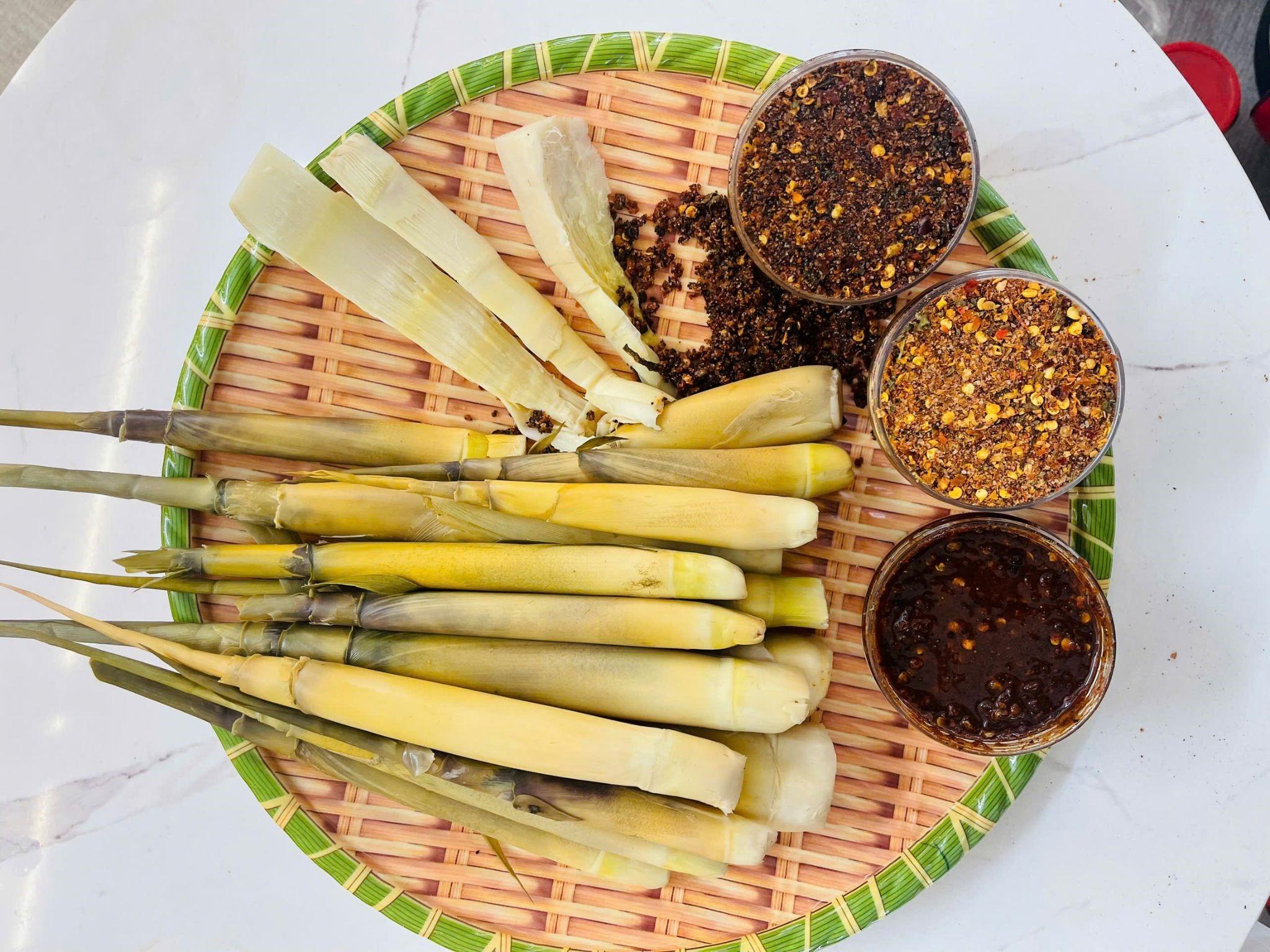 Măng luộc giòn ngọt chấm chẩm chéo đậm đà - món ăn dân dã mang đậm hương vị núi rừng Bản Bút (Nguồn: Báo Thái Nguyên) Măng luộc giòn ngọt chấm chẩm chéo đậm đà - món ăn dân dã mang đậm hương vị núi rừng Bản Bút (Nguồn: Báo Thái Nguyên)