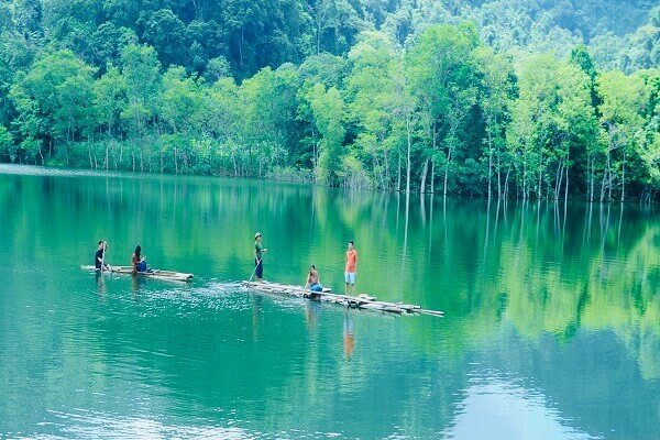 Ngắm hồ Pha Đay giữa núi rừng 