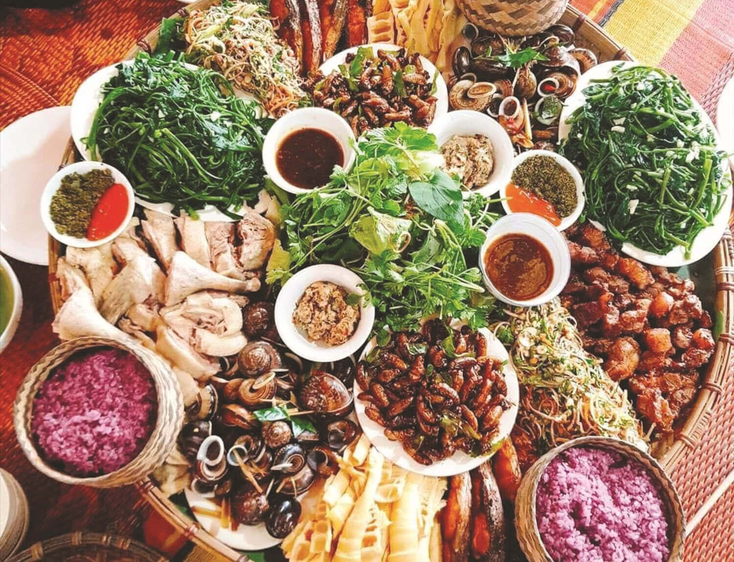 Thưởng thức bữa cơm bản địa 